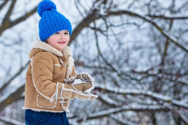 Thème Noël Nouvel An. Neige d'hiver et jeu d'enfant. Joyeux hiver pour les enfants. Joyeux petit garçon enfant S'amuser dans Winter Park . — Photo