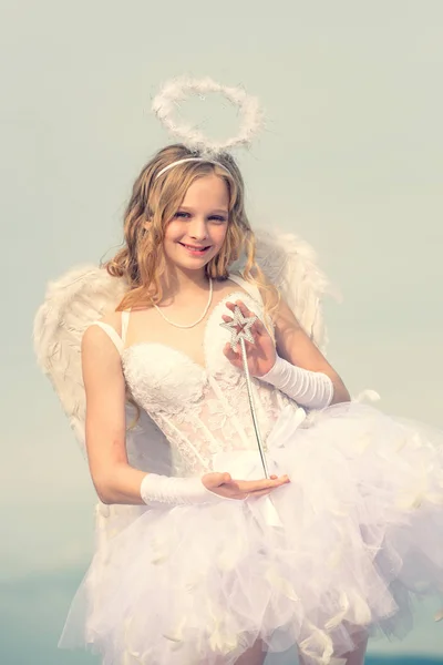 Día de San Valentín Cupido. Tarjeta de amor. Dulce chica ángel. Niña pequeña con traje de ángel vestido blanco y alas de plumas. Cupido linda chica con un arco —  Fotos de Stock