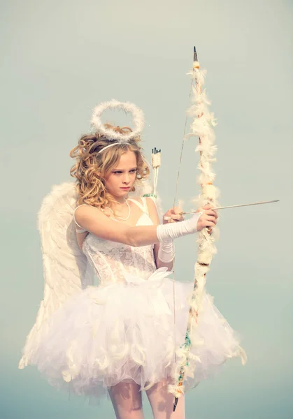 Γλυκιά Αγγελική κοπέλα. Ευχετήρια κάρτα εορταστικής τέχνης. ο μικρός άγγελος στην αγάπη. Παιδί με αγγελικό χαρακτήρα. Ημέρα του Αγίου Βαλεντίνου. Έφηβος άγγελος. Η έννοια του αθώου παιδιού. Κάρτα αγάπης — Φωτογραφία Αρχείου