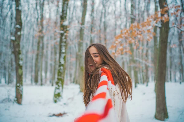 Dziewczyna gra ze śniegiem w parku. Kobiety w zimowych ubraniach. Portret pięknej kobiety ubrany w płaszcz. — Zdjęcie stockowe
