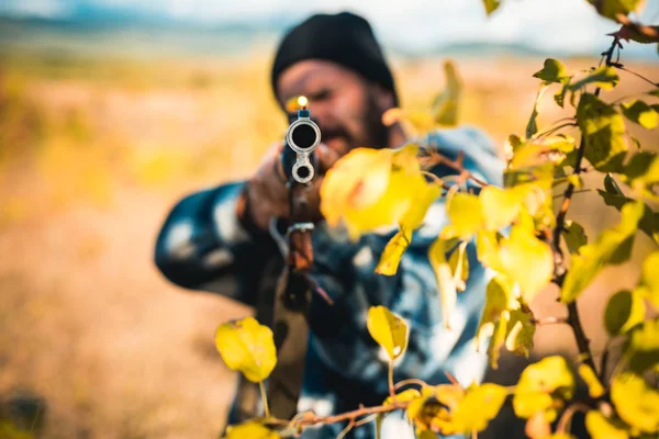 Hunter aiming rifle in forest. Autumn hunting season. Hunter with shotgun gun on hunt. Track down. — Stock Photo, Image
