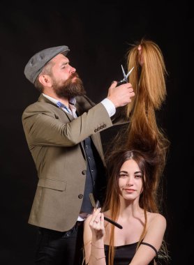 Kuaför uzun saçlı bir kadın saç yapar. Şık kadın modelinin portresi. Master Kuaför makas ile saç modeli ve stil yok. Profesyonel kuaförlük.