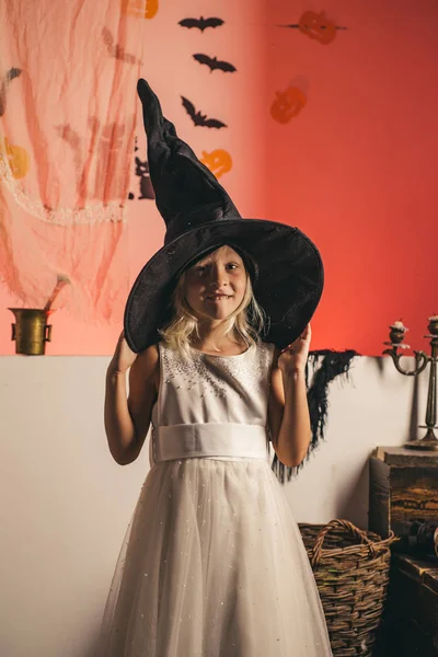 Strega di Halloween con zucca. Ragazzo divertente in costume da carnevale in casa. Bellezza ragazza in posa con arredamento di Halloween. Ricevuto. Divertenti adesivi di Halloween. Decorazione di Halloween e concetto spaventoso . — Foto Stock