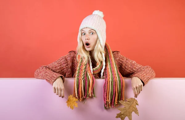 Feliz otoño mujer se están preparando para el otoño día soleado. Chica en otoño jugando con hojas en el fondo de las hojas de otoño . — Foto de Stock