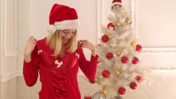 エレガントなパンティーで美しいセクシーなサンタクロース。サンタ女挑発的なポーズ。性的なランジェリーで魅力的なクリスマスの女の子。クリスマスのランジェリーを着ているかわいい女の子。新年のファッション服. — ストック動画