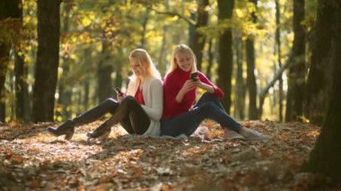 İleti. Telefon olan kızlar. Online sohbet. Konuş benimle. LiveChat sohbet Iletişim kavramı. Akıllı telefon kullanan iki kız.