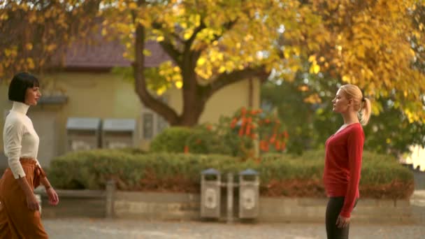 Chicas rubias y morenas. Cara a cara. Día de otoño. Retrato al aire libre de las niñas en otoño. Chica de otoño . — Vídeo de stock