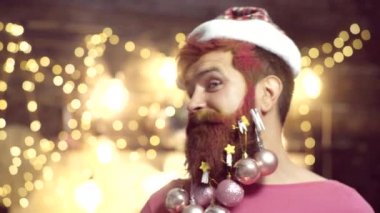 Şükran günü ve Noel. Evde Noel Baba. Yeni yıl hediyesi. Şükran günü ve Noel. Sakal ve bıyık ile katı Noel Baba adam. Yeni yıl partisi eğlencesi.