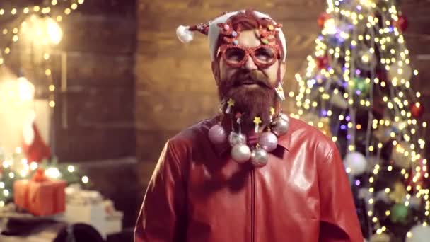 Nový rok módní oblečení. Dárky na dodávky. Santa Claus-vousatý Hipster. Vánoční dekorace. Emoce pro dárky. Stylizace Santa Clause s dlouhým vousem na dřevěném pozadí. — Stock video