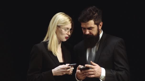 Parlez à vos amis. Concept convivial - homme barbu souriant et femme blonde à la réunion. Navigation sur Internet textos et communication. Chat bot en ligne. LiveChat et ChatBot. Médias sociaux . — Video