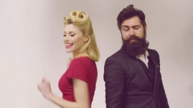 İnsan duyguları gençlik aşk ve yaşam tarzı kavramı. Genç güzel Vintage çift eğlence gülümseyen poz. Gri arka planda iyi giyinmiş Retro çift. Gri arka planda Retro çift.