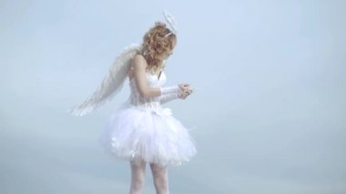 Güzel çocuk. Sevgililer günü kartı. Melek kanatları ve Halo olan küçük bir kız. Sarışın kıvırcık saçlı ve Cupid olarak bir yay ve ok ile güzel bir genç-Sevgililer günü. Aşk ok