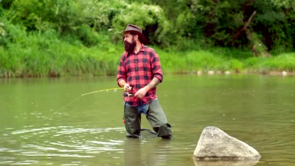 Männer angeln im Fluss während des Sommertages. Fliegenfischen. Fliegenfischen in der unberührten Wildnis Amerikas. — Stockvideo