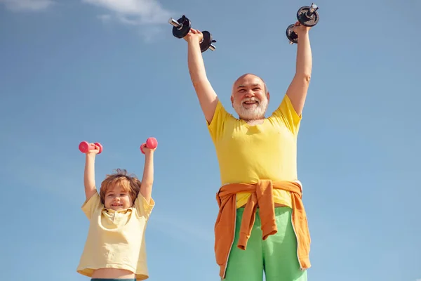 할아버진 아이들 운동하는 거도와 주시고. 노인 과 아이가 가족 보건소에 있어요. 아버지와아 들 이 발견 한 것. — 스톡 사진