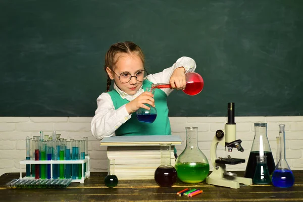 En kemi demonstration. Skolans koncept. Vad som lärs ut i kemi. Lycklig liten vetenskapsman gör experiment med provrör. Tillbaka till skolan och Happy Time. — Stockfoto