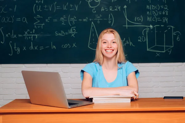 Ciencia. Proceso educativo. Estudiante trabajando en una laptop en unas escaleras del campus preparándose para un examen. Estudiantes adolescentes con cuaderno escolar . — Foto de Stock