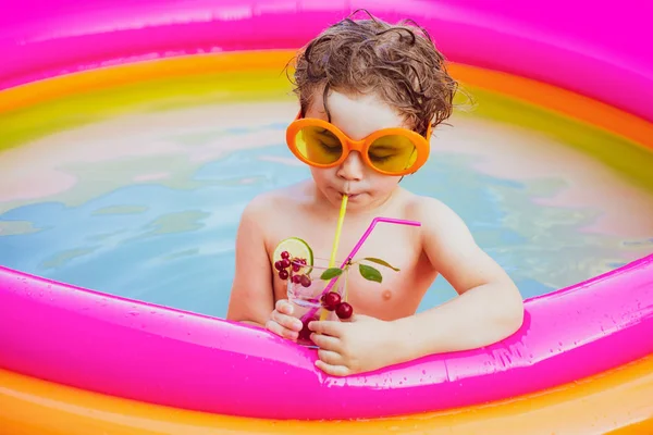 Küçük kız yüzme havuzunda eğleniyor. Maldivler veya Miami plaj suyu. Yüzme havuzunda dinlenen sevimli çocuk. Yaz ları eğlenen çocuk. Çocuk su oyuncakları. — Stok fotoğraf