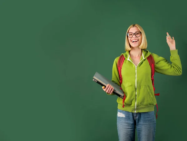 Портрет творчої молодої усміхненої студентки в окулярах. Усміхнена дівчина студентка або вчителька портрет на зеленому фоні дошки для стін. Дякую Вчитель . — стокове фото