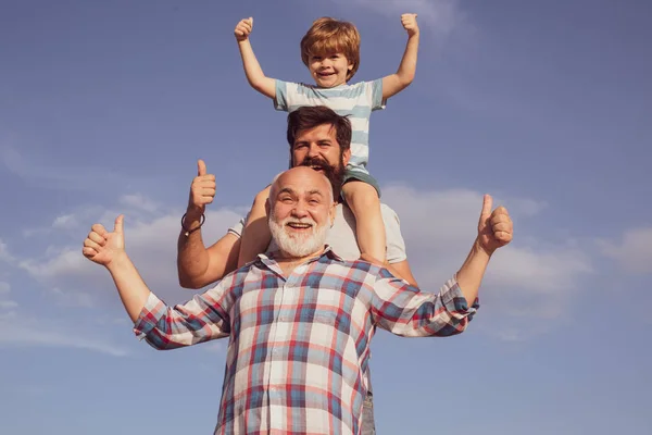 Pai filho e avô jogando - tempo de família juntos. Rapaz com o pai e o avô. Retrato macho de várias gerações. Geração de três homens . — Fotografia de Stock