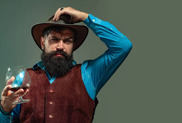 Old traditional whiskey drink - gentlemen beverage. Hipster with beard and mustache in suit drinks alcohol after working day. — Stock Photo, Image