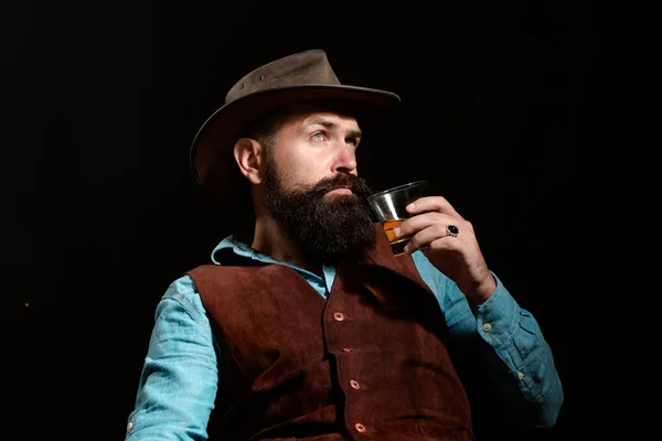 Adictivo a la bebida alcohólica. Humanos luchando con sus malos hábitos. La adicción al alcohol es peligrosa. Hombre con barba sostiene brandy de vidrio . — Foto de Stock