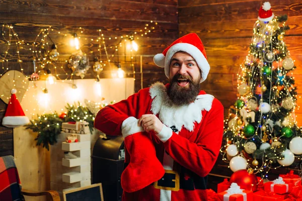 Noel çorapları. Noel ahşap arka plan üzerinde poz uzun bir sakallı Santa hipster Styling. Kış duygu. — Stok fotoğraf