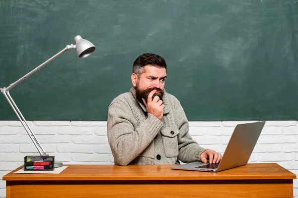 Estudiante trabajando en una laptop en unas escaleras del campus preparándose para un examen. Estudiante nerd divertido preparándose para los exámenes universitarios. Regreso a la escuela y concepto de educación . —  Fotos de Stock