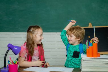 Okula geri dön - eğitim konsepti. Çalışmaya hazır değil. Eğitim ve okuma kavramı. İlkokul ve eğitim.
