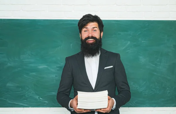 Leraren dag - kennis en educatieve school concept. Leraar is een ervaren leider. Onderwijs en leren mensen concept - vrouwelijke leraar in de buurt van schoolbord. — Stockfoto