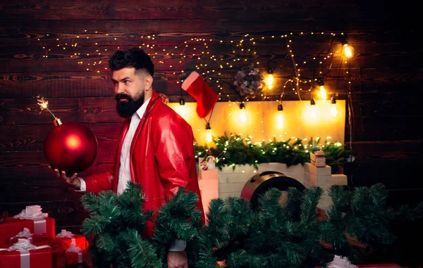 Hipster Babbo Natale. Spazio di copia testo bomba. Emozioni esplosive. Uomo di Natale in abito rosso moda tenere bomba. Natale Babbo Natale con bomba . — Foto Stock