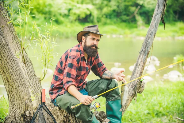 Fliegenfischen in der unberührten Wildnis Kanadas. glückliche Fischer angeln im Fluss mit Angelruten. — Stockfoto