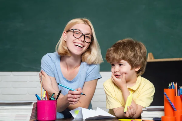 İlkokul - eğitim ve öğrenme çocuk kavramı. İlkokuldan kitaplı çocuk. Öğretmen ve çocuk. Büyük çalışma başarısı — Stok fotoğraf