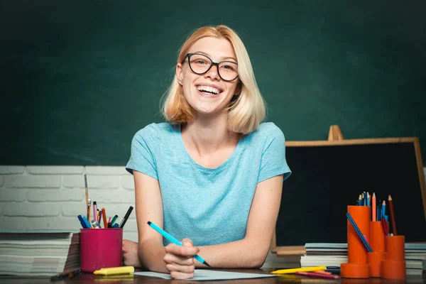 대학에서 책에서 메모를 하는 여학생. 학생. 자신감 젊은 백인 여성 교사의 초상화입니다. 교실에서 공부하는 학생. — 스톡 사진
