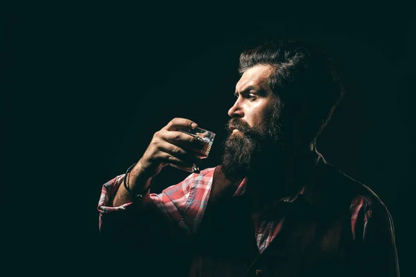 Adictivo a la bebida alcohólica. Alcoholismo. Guapo empresario estresado en ropa formal sosteniendo un vaso de whisky en su mano. Detener la adicción al alcohol . — Foto de Stock