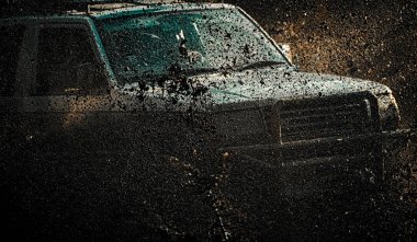 Yarışa hazırlık lastikleri. Off-road yarışlarında çamur ve su sıçraması. Dağ yolunda yoldan çıkar. Çamurda izin iler. 4x4 Off-road suv araba. Offroad arabası. En iyi Off Road Araçlar. Safari.