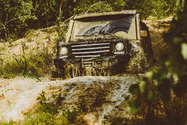 Travel concept with big 4x4 car. Track on mud. 4x4 Off-road suv car. Offroad car. Safari. Mud and water splash in off-road racing. Road adventure. Adventure travel. — Stock Photo, Image