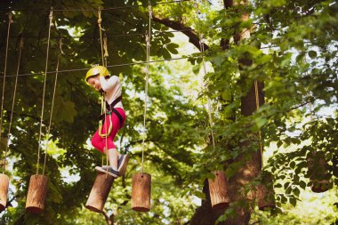 Küçük çocuk çocukluk yıllarını sever. Kask ve güvenlik ekipmanları. Bebek anaokulu. Yürüyüş ve çocuk konsepti. Kask - küçük kız oynamak için güvenlik ekipmanları.