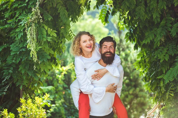 Donna calda gemendo in estasi abbracciando l'uomo. Baciatevi prendendo in giro godendo tenerezza e intimità. preliminari sensuali. Abbracciare e baciare per coppia innamorata . — Foto Stock