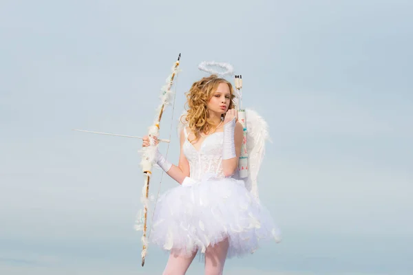 Beyaz melek elbiseli haleli kız melek. Cupid küçük bir kızın portresi. Aşk Tanrısı. Aşk oku. Aşk kartı. Metin için alan — Stok fotoğraf