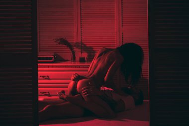 Gece vakti seksi edepsiz konuşmalar. Erotik oyunlar ve rahatlama masajı. Baskın ilişki. - Aile. Genç aşıklar. Yatakta seksi bir çift. Aşık seksi çift. Aşk ve romantizm. Seks oyunları. Güzel akşam.