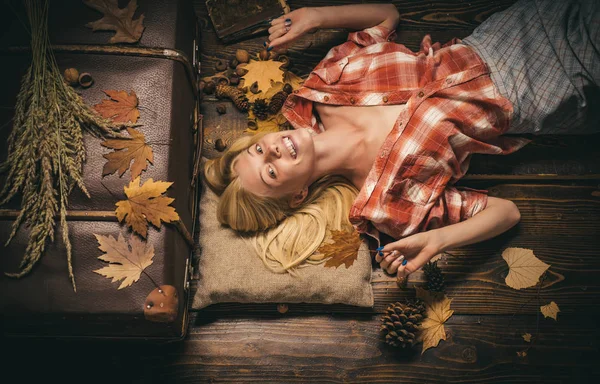 Wanita sensual mengenakan pullover dan melihat kamera. Wanita muda yang bahagia bersenang-senang dengan daun jatuh. Konsep musim gugur. Wanita muda yang menarik mengenakan pakaian musiman yang modis memiliki suasana hati Autumnal . — Stok Foto