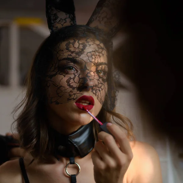美丽的性感女人的时尚肖像。性感的女人在内衣。时尚女孩性感的女人戴着兔子耳朵，看起来非常感性。兔子兔子. — 图库照片