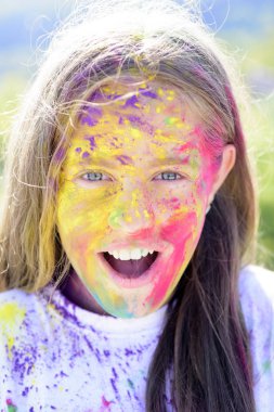 olumlu ve neşeli. renkli neon boya makyaj. Mutlu gençlik partisi. Iyimser. Bahar titreşimleri. Çılgın hipster kız. Yaz havası. yaratıcı vücut sanatı ile çocuk. Boyalı saç ve yüz renkli holi