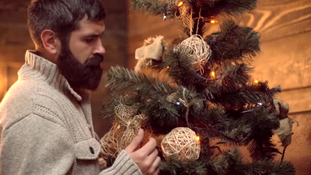Санта-Берд украшает елку. Хипстер Санта желает счастливого Рождества. Рождественские праздники - зимний Новый год. Рождественские украшения . — стоковое видео