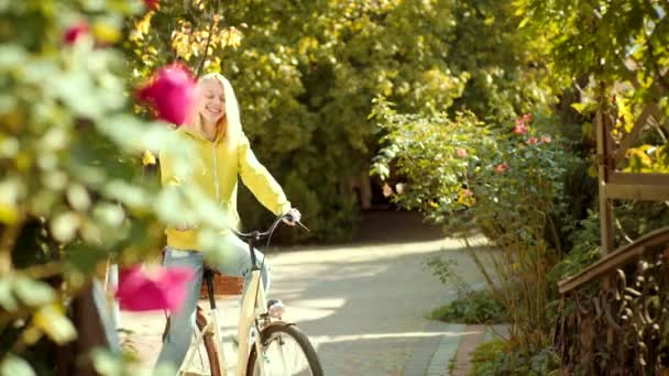 Chica de ensueño con el pelo rubio en suéter de punto es montar la bicicleta en el parque.. Mujer joven romántica en primavera Antecedentes Al aire libre. Otoño gente feliz y alegría. Concepto de libertad . — Vídeo de stock