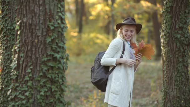 Herbstweib. Herbstzeit für Mode, herbstlicher Trend. Bekleidungs- und Farbtrends. Mode Herbst Mädchen mit Schönheit Gesicht. Mode für den Herbst. — Stockvideo