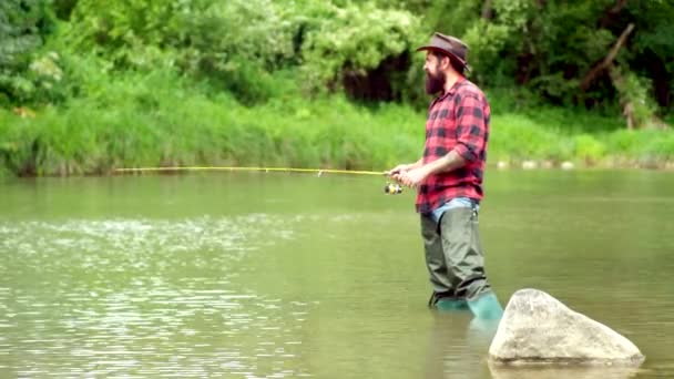 Letíš na řece. Rybařit v řece. Rozdíl mezi rybolovem a pravidelným rybolovem. Fisher rybařit s otáčející se cívku. Ryby zachytavé háky. — Stock video