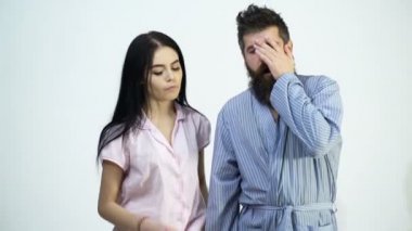 Aşık çift, pijama genç aile, bornoz beyaz arka plan üzerinde izole standı. Mükemmel sabah konsepti. Çift sabah erkenden uyandı. Uykusuzluk kavramı. Esneyen yüzleri olan bir çift. Arka plan.