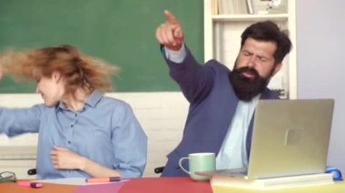 Genç mutlu öğrenciler. İçeride dans eden komik çift üniversite öğrencilerinin portresi. Üniversitede iki çılgın öğrencinin portresi.
