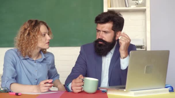 Pareja de profesores en el aula. Feliz estudiante casual con profesor hipster barbudo sobre fondo pizarra. Estudiantes universitarios en la universidad . — Vídeos de Stock